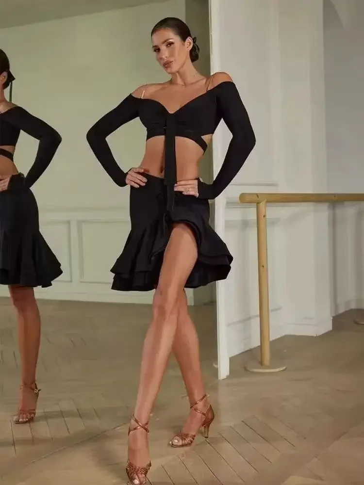 Dezelfde op maat gemaakte Latin-dansrok voor volwassenen, 2-delige set, meisjestop en visgraatrok, splitset rood en zwart