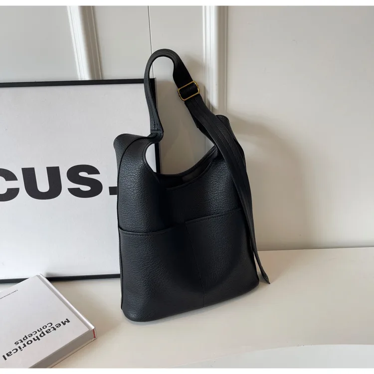 Elegante borsa a tracolla quadrata: borsa a tracolla di fascia alta con grande capacità e dettagli con lettere di design retrò