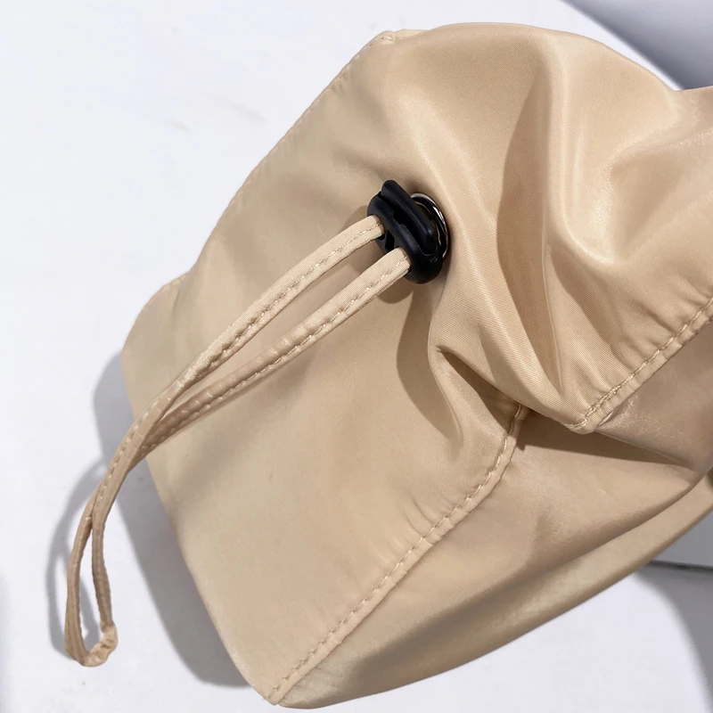 Bolsos de tela casuales coreanos para mujeres bolsos y monederos de diseñador de lujo 2024 Nuevo en poliéster con asa superior fruncida Bolso de hombro pequeño para las axilas alta calidad envío gratis Llega el envío r