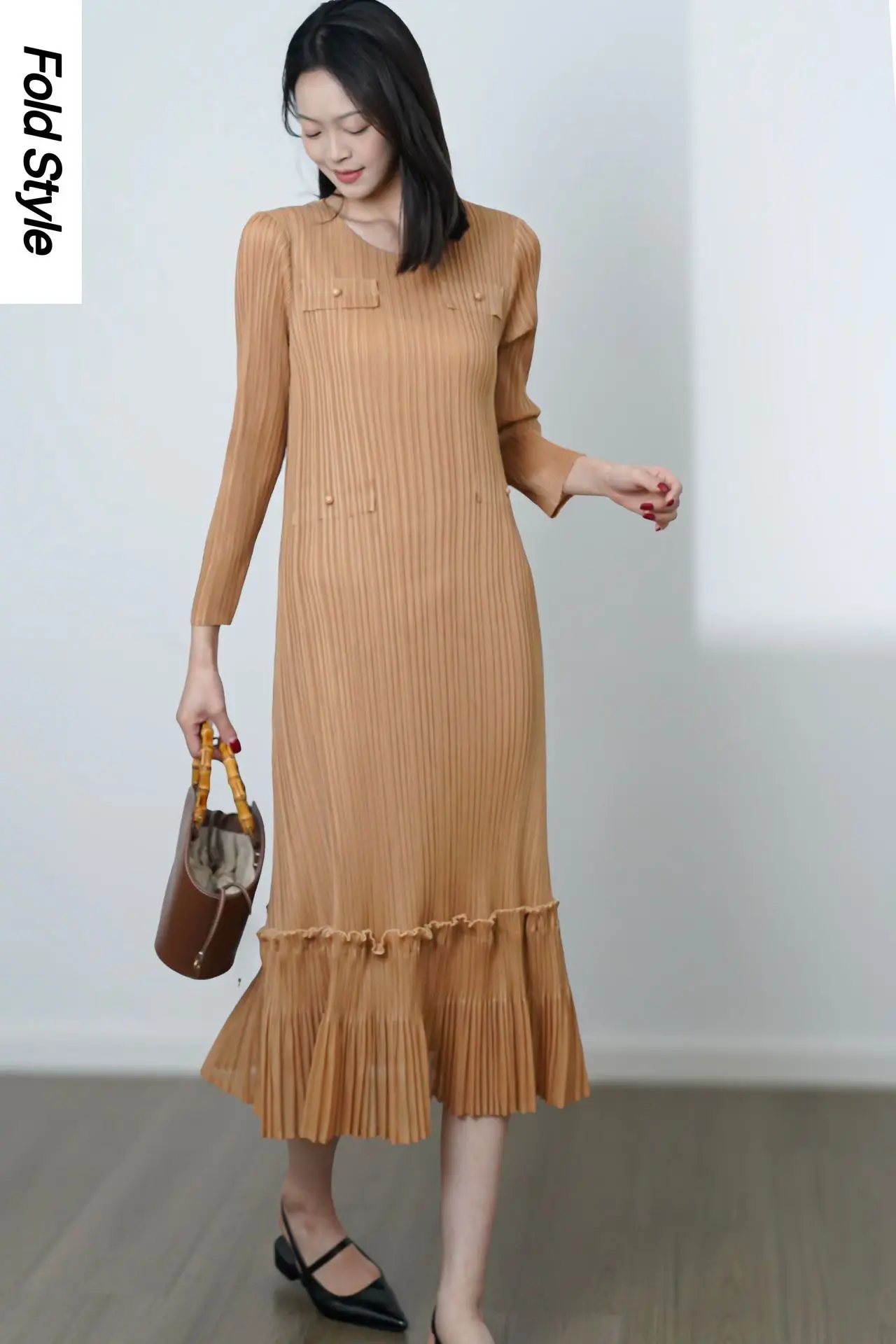 

2026 Early Spring Miyake Design Pleated Round Neck Long Sleeve Fishtail Women's Dress Casual Slim Women's Clothing