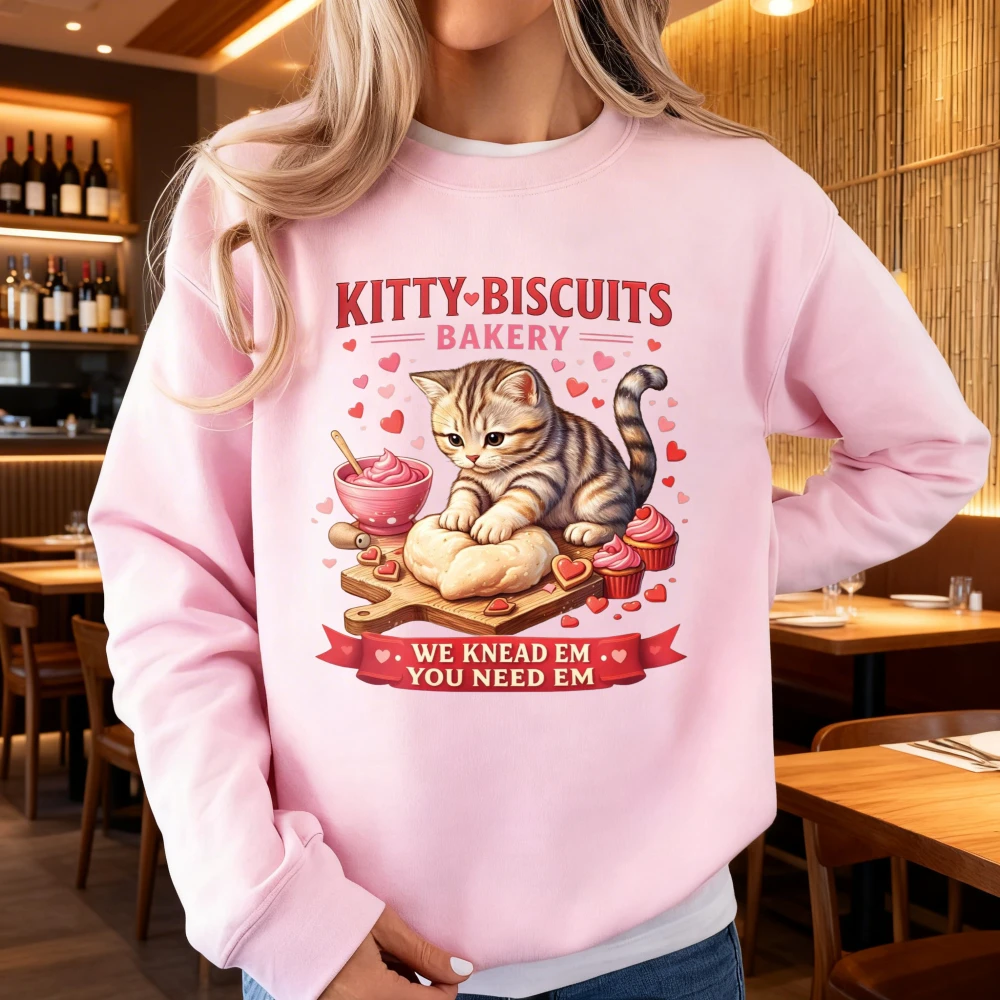 

Свитшот с кошкой Китти от Bakery Valentine: милый и забавный дизайн с кошкой, лепещущей тесто. Подарок ко Дню святого Валентина для любителей кошек. Женский пуловер.