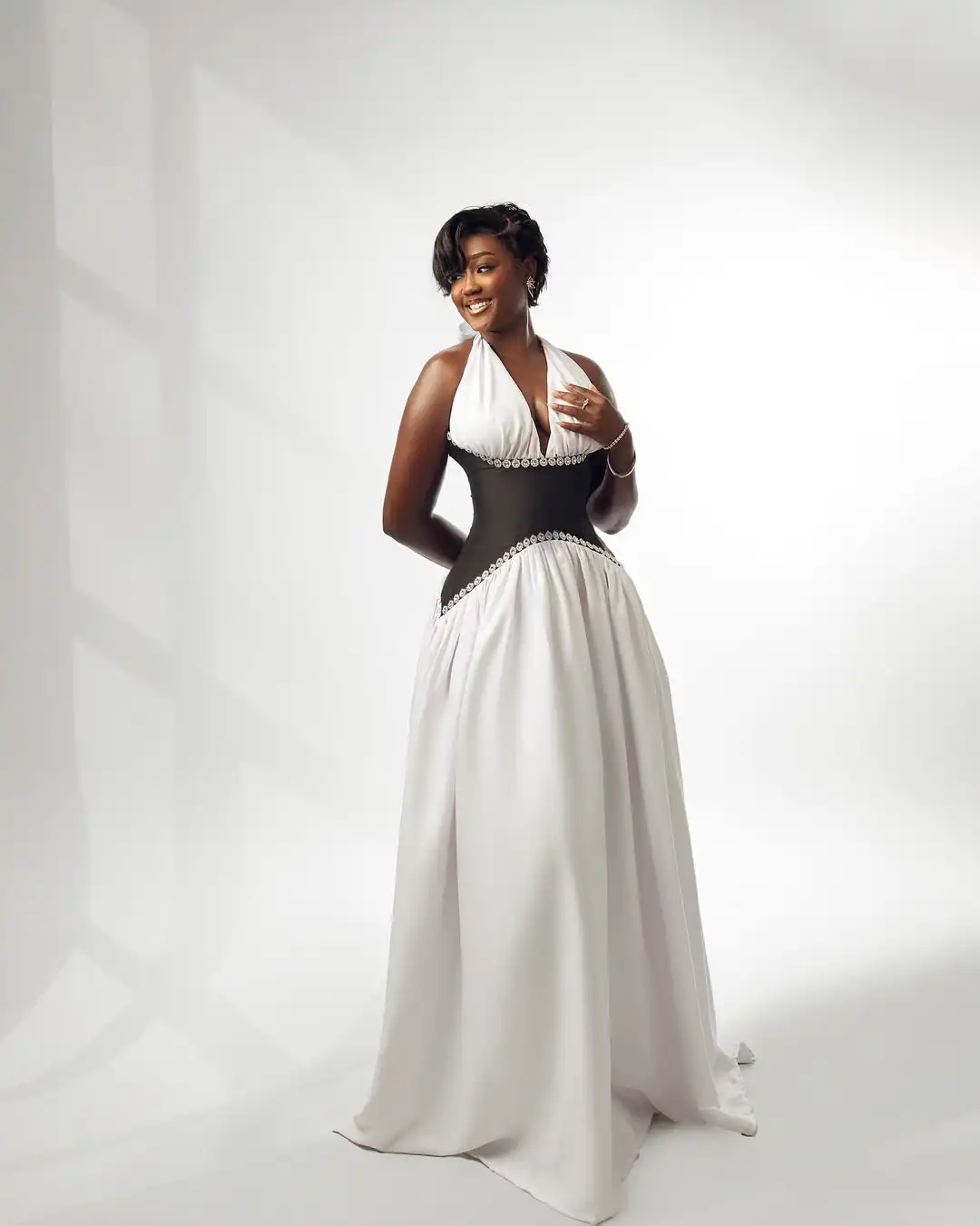 Elegante branco profundo decote em v halter drapeado vestidos de noite longos feminino sexy sem mangas até o chão vestido de baile africano personalizado