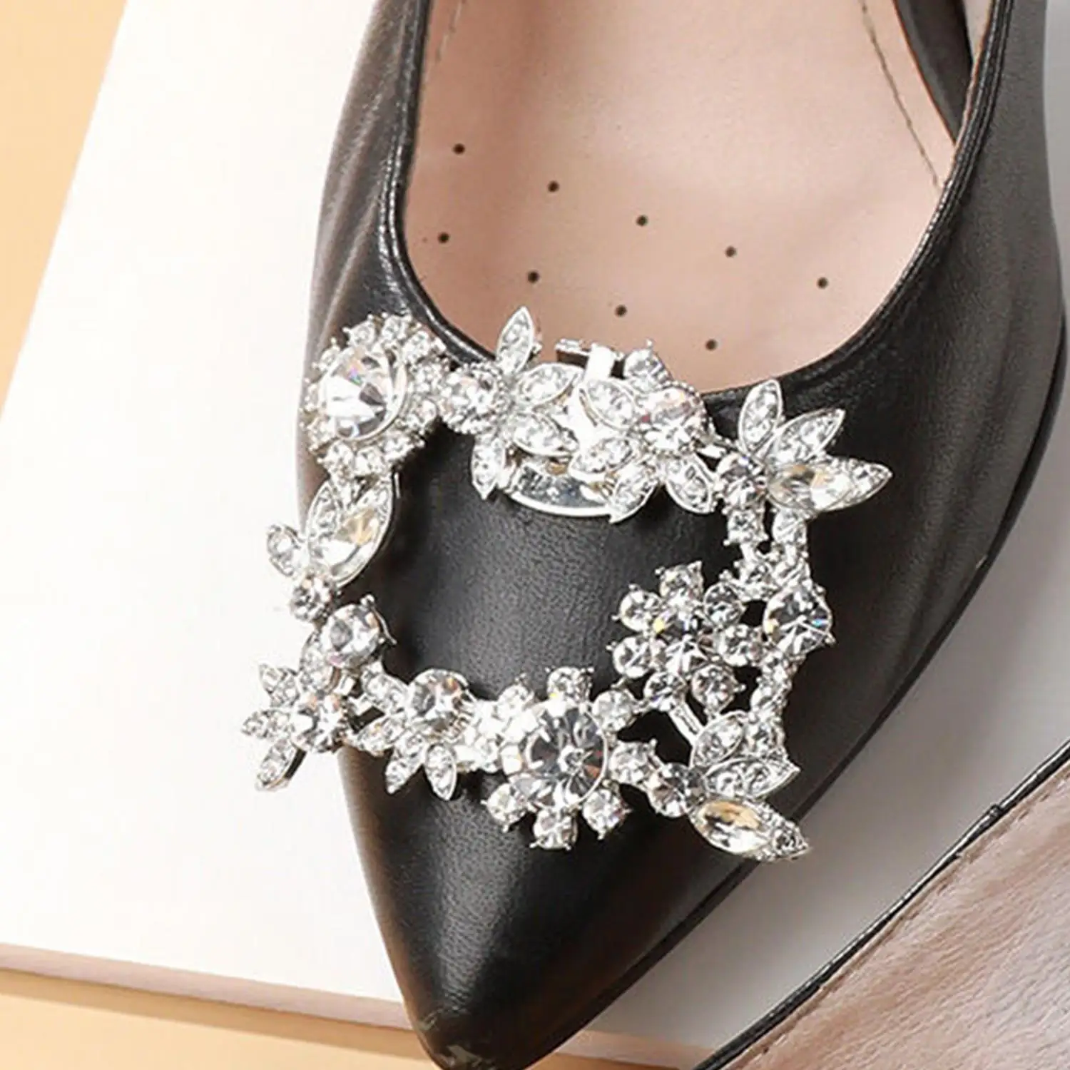 

1pc Shoe Clips Rhinestone Wedding Bride Shoes Decoration Women High Heel Charms Jewelry Bows Pearl Shoes Crystal Decoration