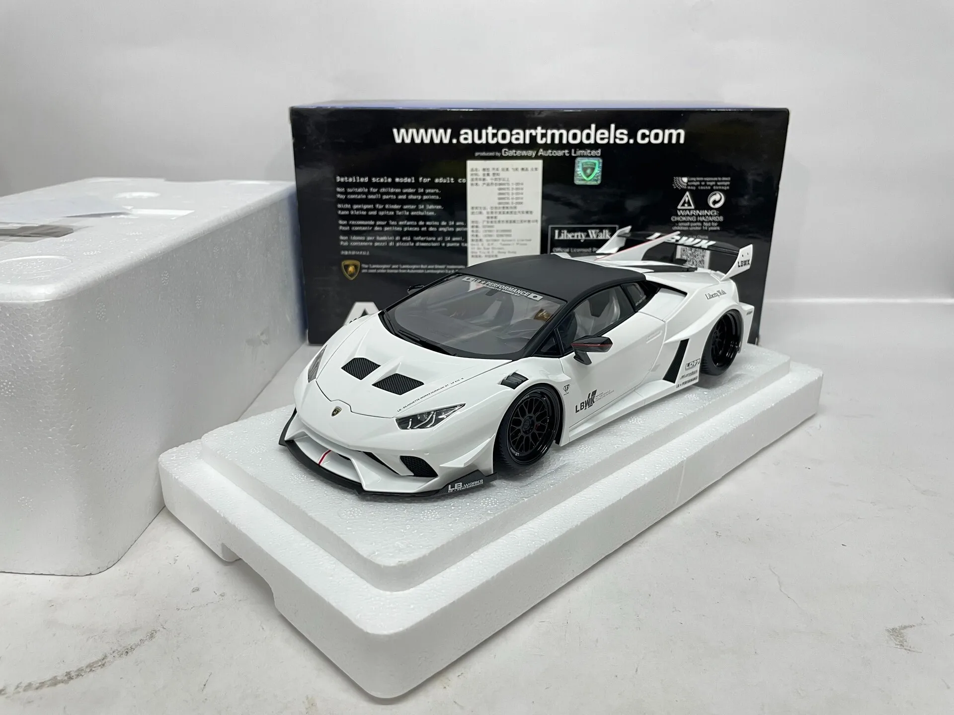 Autoart 1:18 Huracan LB Wit Simulatie Limited Edition Alle Open Legering Metaal Statisch Automodel Speelgoed Cadeau