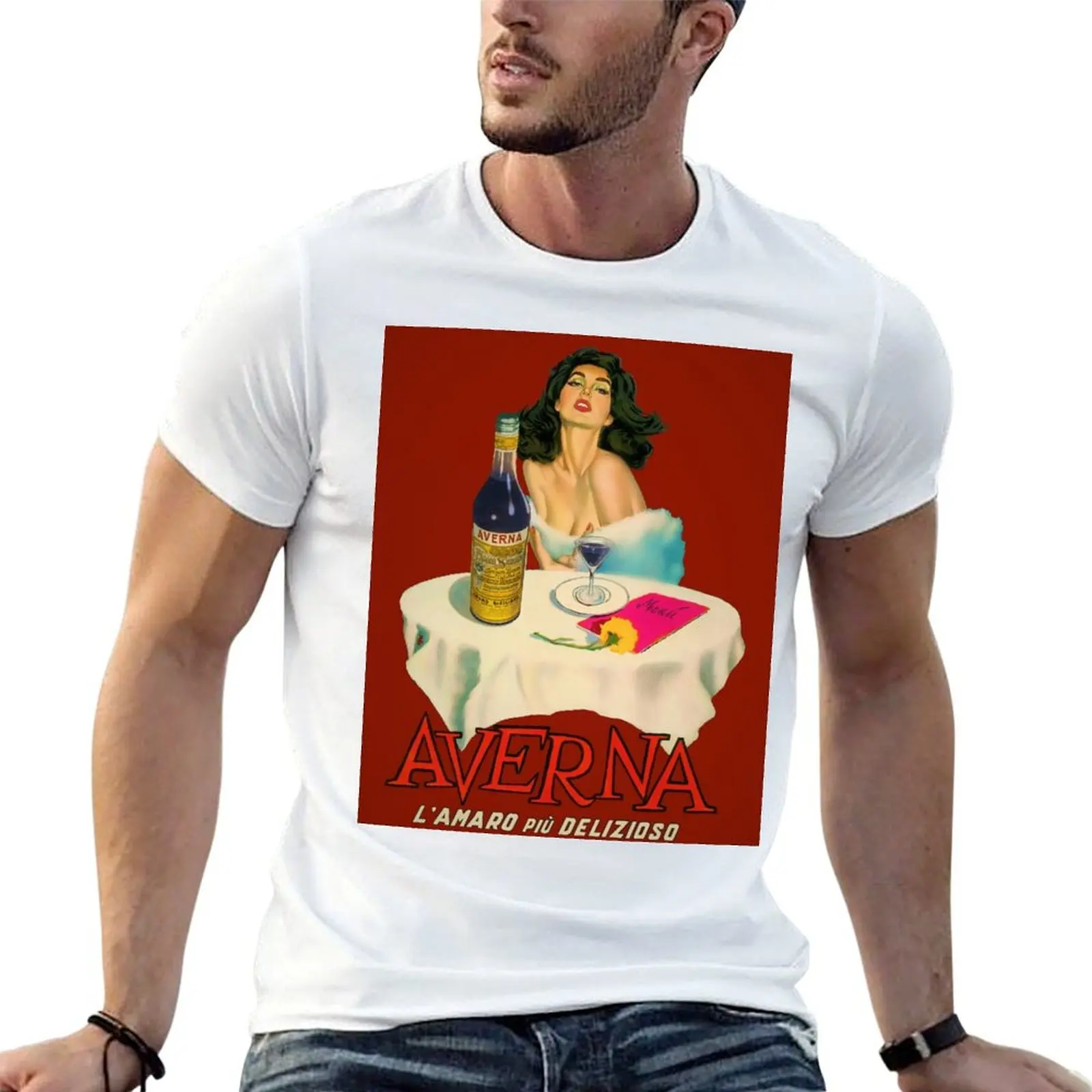 Camiseta con publicidad de licor italiano vintage Averna Amaro Sicilia, aperitivo, bebida alcohólica, con imagen de una mujer morena sentada en una mesa de café.