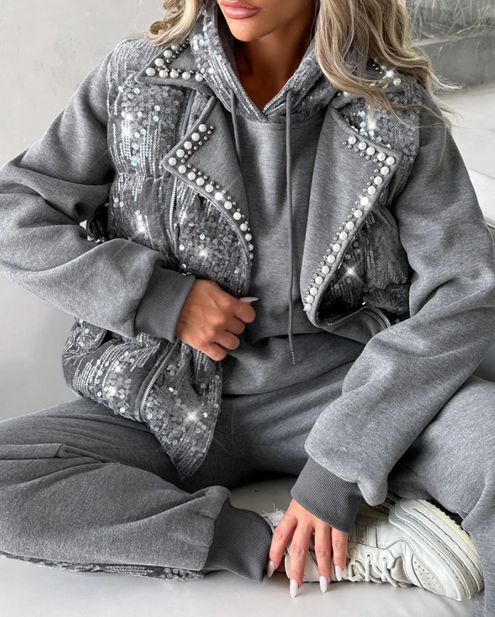 Set aus farbblockierendem, paillettenbesetztem Kapuzen-Sweatshirt und Manschettenhose mit perlenbesetzter Puffweste für die neue Damenkollektion im Herbst und Winter