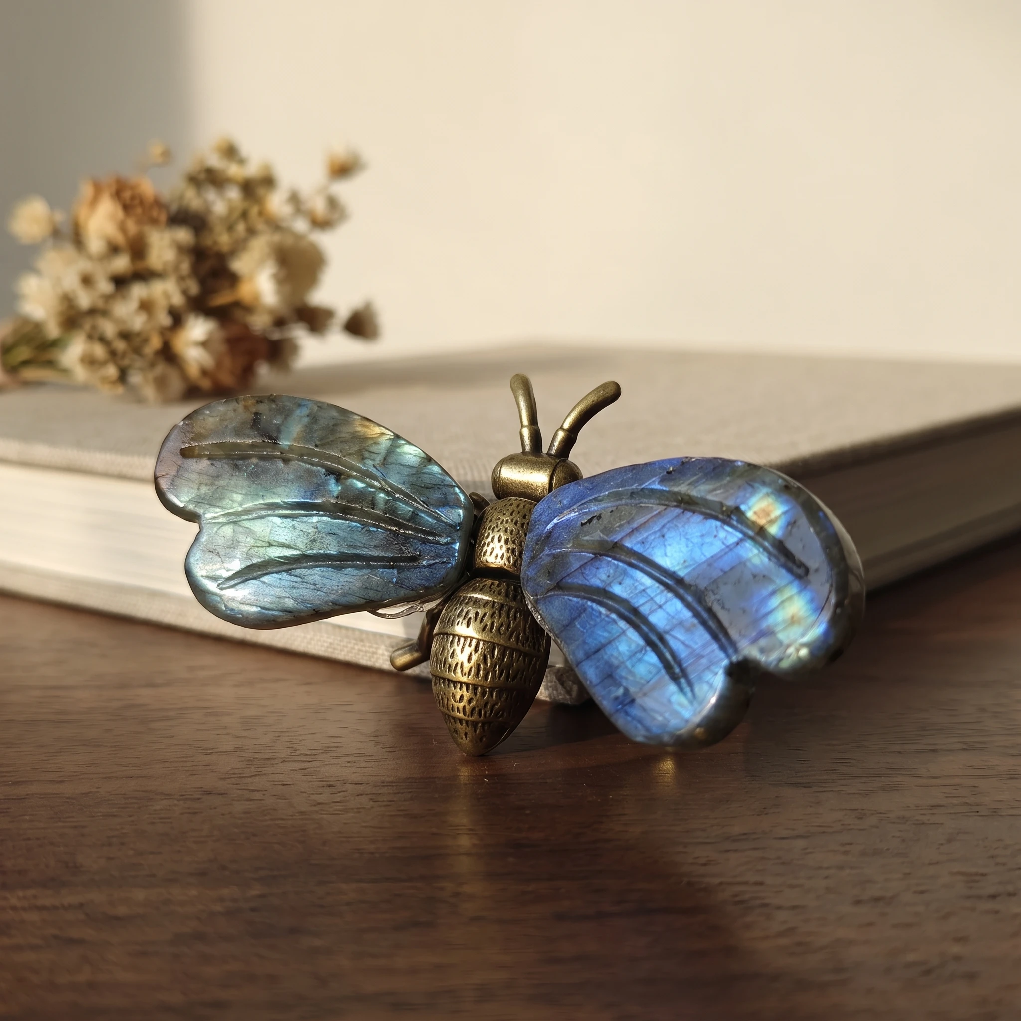 Elegant Brass Bee Statue - Classic Insect Sculpture, Small Bee Ornament, Exquisite Insect Decoration
