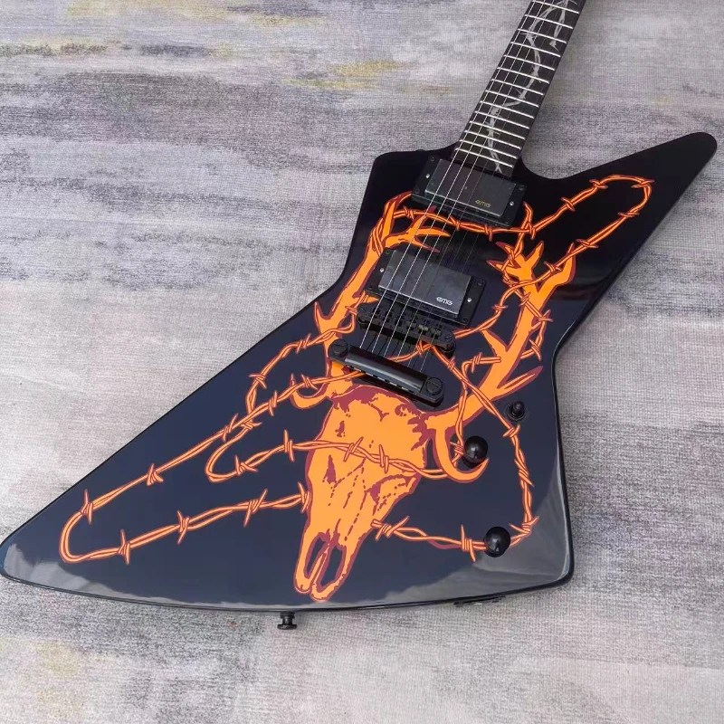 Schwarz-Orange Totenkopf-Print Offset E-Gitarre mit Dual-Humbuckern, scharfer, eckiger Solid-Body, Heavy-Rock-Gitarre, kostenloser Versand