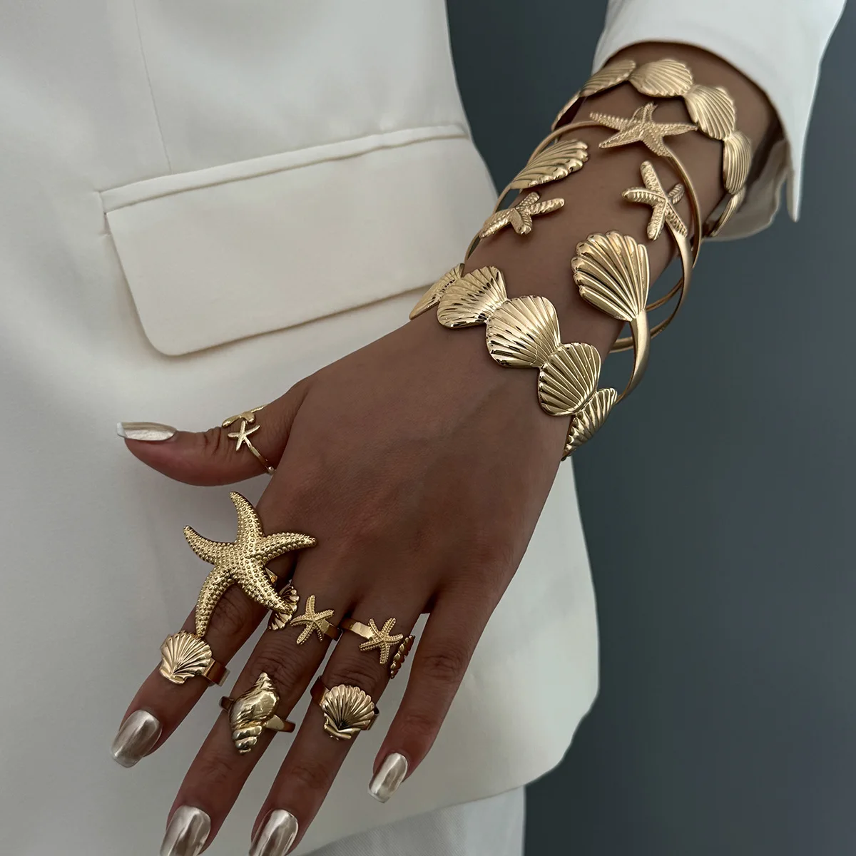 High Quality Beach Style Stackable Starfish Open Cuff Resort Mixed Scallop Hand Jewelry for Women