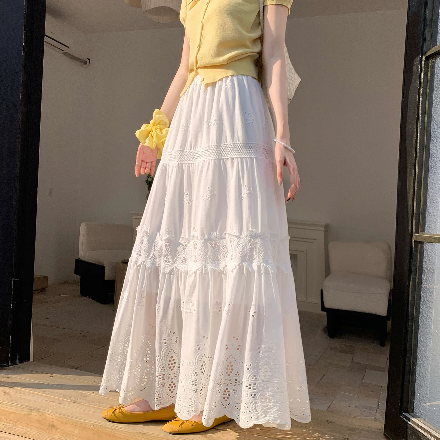 

Корейская стильная юбка миди с кружевными вставками и вырезами в форме лепестков, свободного кроя, визуально стройнящая, из плотной ткани, с эффектом пэчворк, для ранней весны.