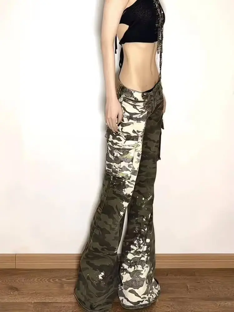 Jeans cargo camuflados com pintura em spray: calças largas Dystopian femininas de cintura baixa, estilo vintage grunge