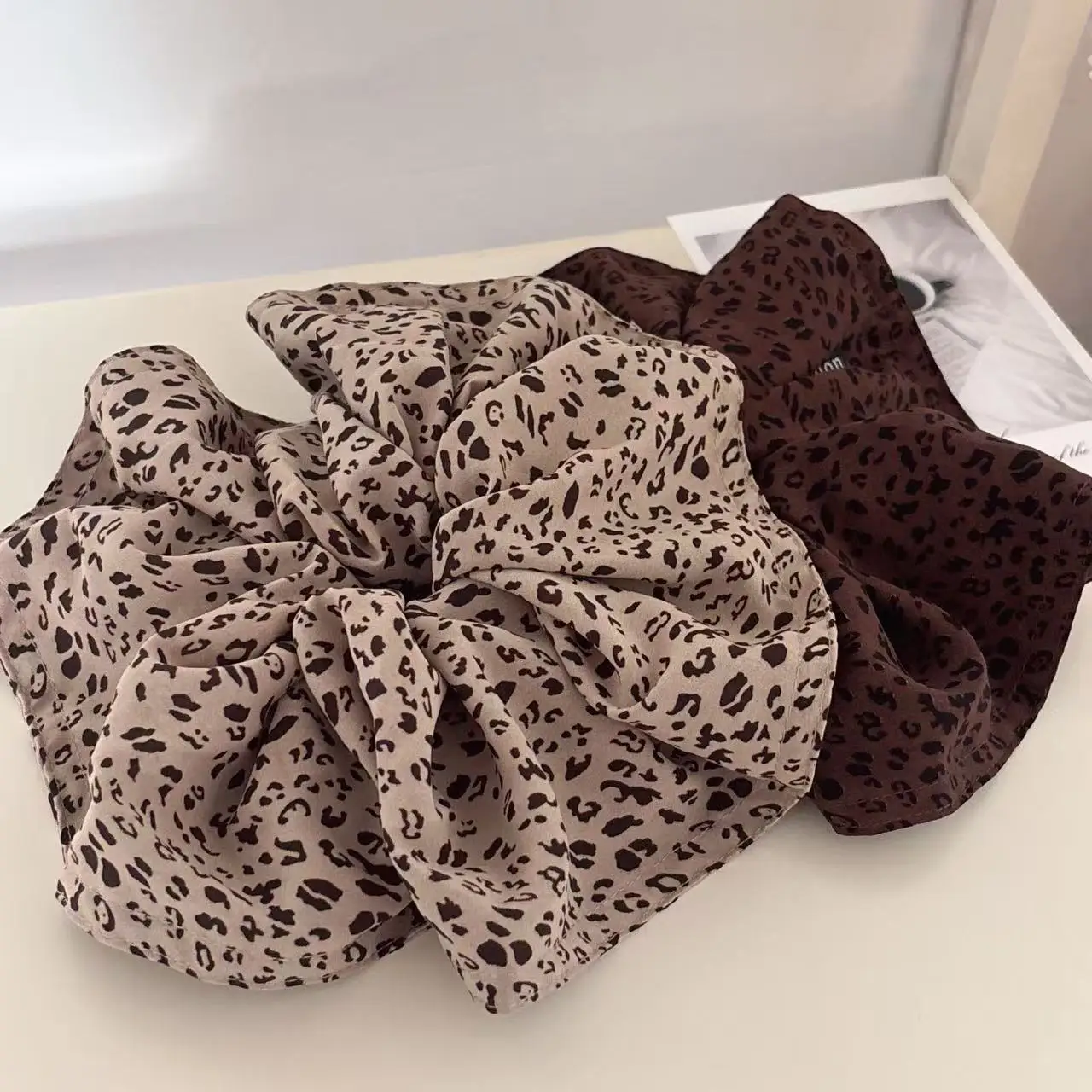 Vintage Leopard Pattern Scrunchies Soft Fabric Hair Scrunchy Elastic Hair Bands Ladies Retro Ponytail Holder Hair Accessories