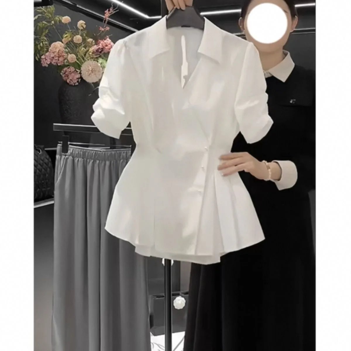 

Модная летняя новинка 2026: Утягивающая рубашка с коротким рукавом и V-образным вырезом из полиэстера, подчеркивающая талию