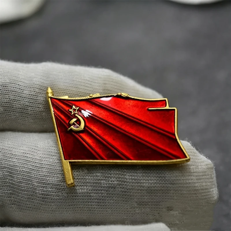 Soviet Union CCCP Flag Brass Uniform Badge USSR Red Star Sickle Axe Commemorative Medal