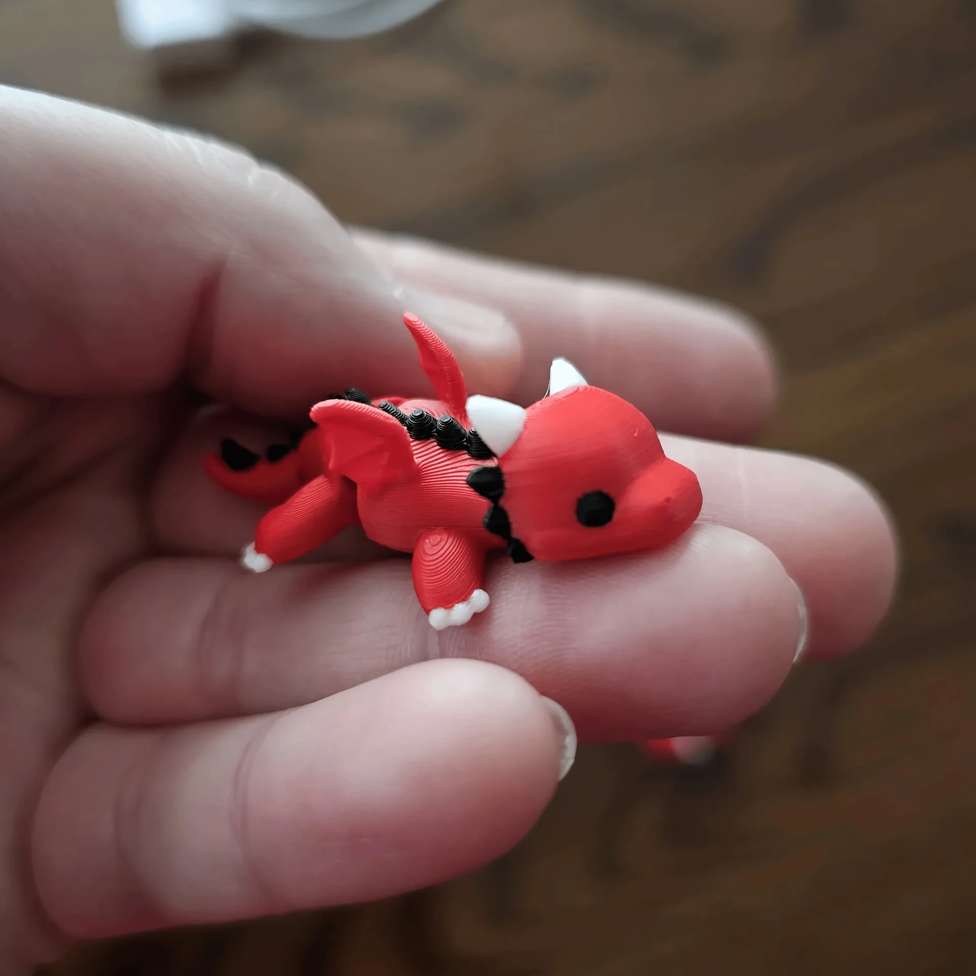 Mini-Drachenfigur in Rot, die sich biegen lässt – kleine Drachenstatue mit beweglichen Flügeln – Tischdeko für Miniatur-Landschaften. – Detail 2
