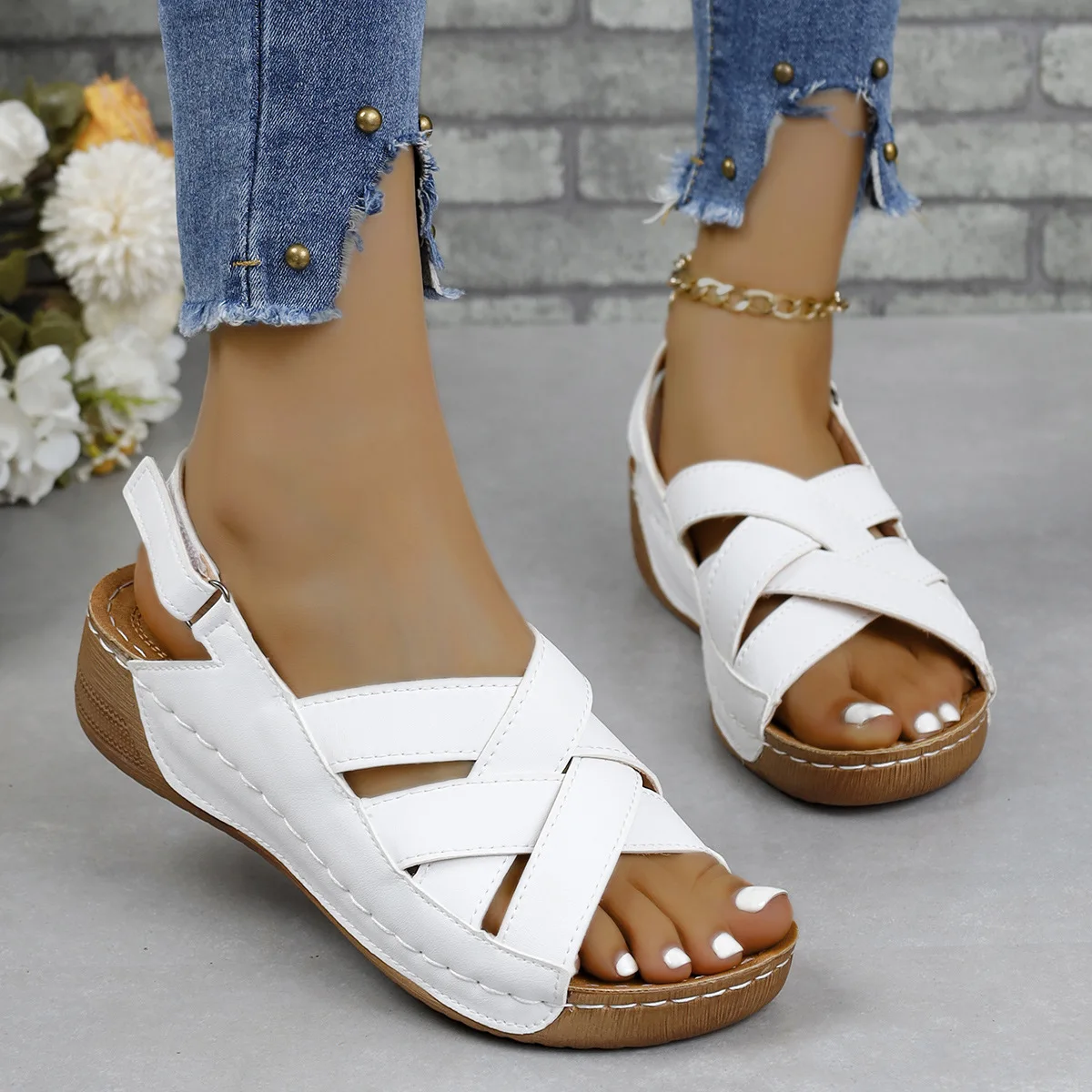 

2025 summer new European and American women's wedge sandals thick sole buckle beach shoes round head solid color wedge sandals