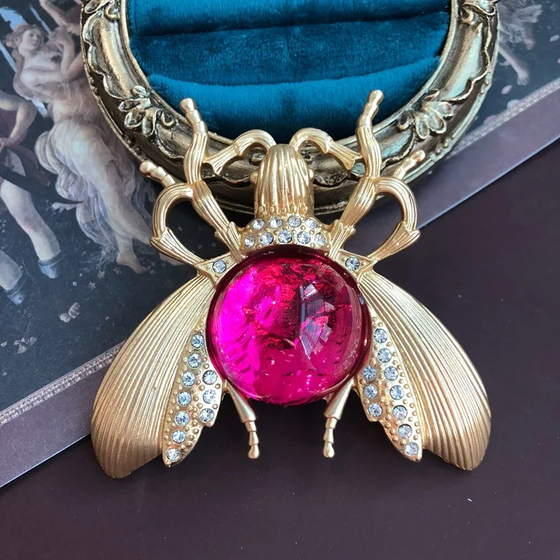 French Medieval Dog Big Bee Glass Brooch Ornament  Exaggerated Neutral Insect Brooch Rhinestone Badge Gift