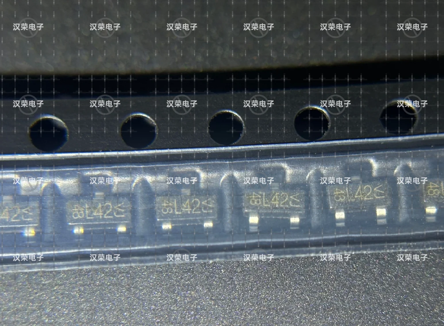 New  BAT54A-E3-08    L42 SOT23-3 ,BAT54A with silk-screened L42 , Schottky diode 30V 200mA