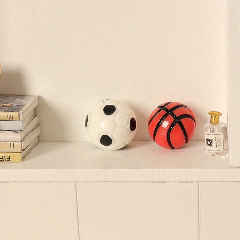 2 قطعة/المجموعة دمية مصغرة كرات رياضية نموذج 1:12 محاكاة صغيرة لكرة القدم وكرة السلة الرياضة في الهواء الطلق المشهد ديكور لعبة كرة القدم