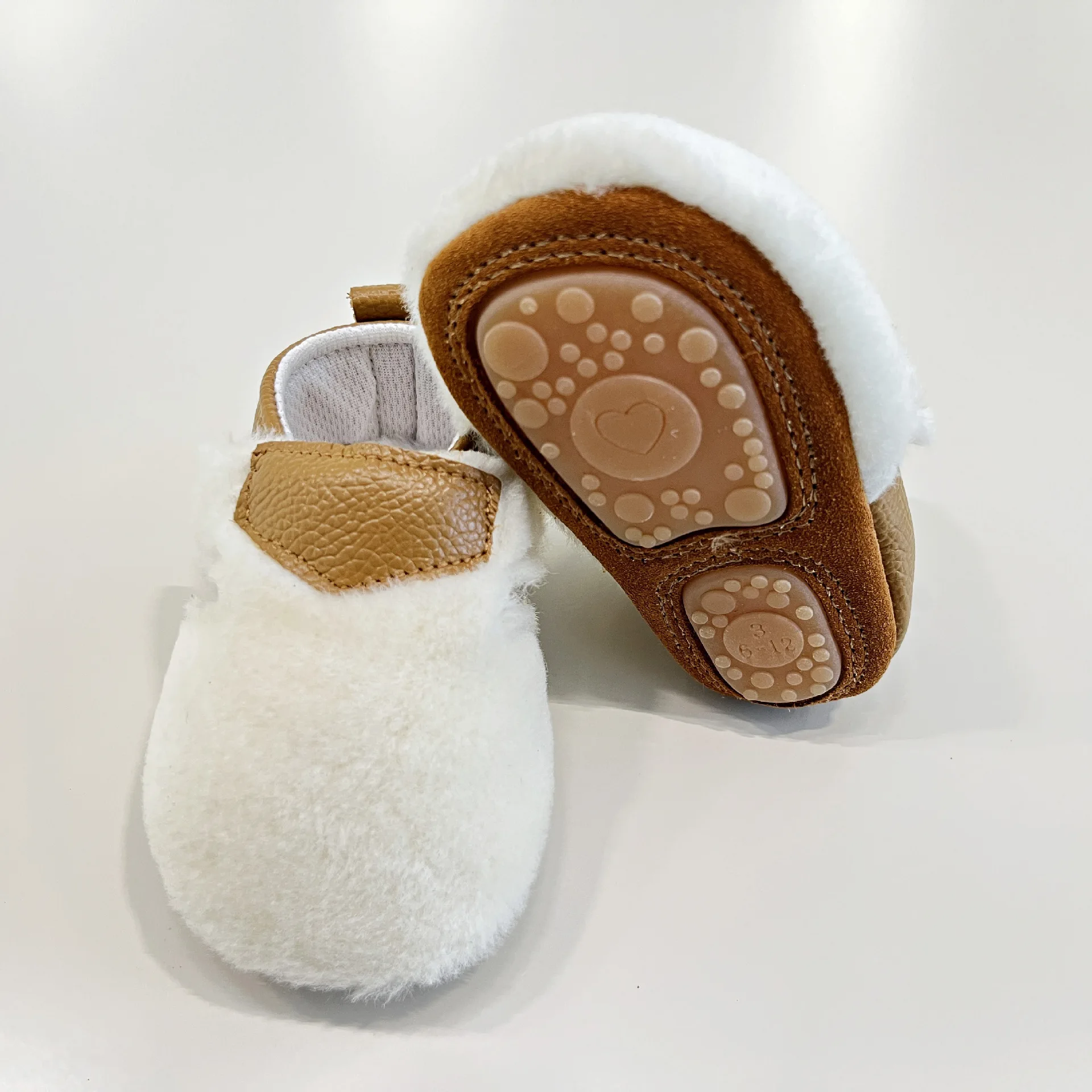 Chaussures en cuir véritable pour bébés filles, chaussures souples d'intérieur pour bébés, semelle extérieure non ald, premiers marcheurs en fourrure, mode automne et hiver