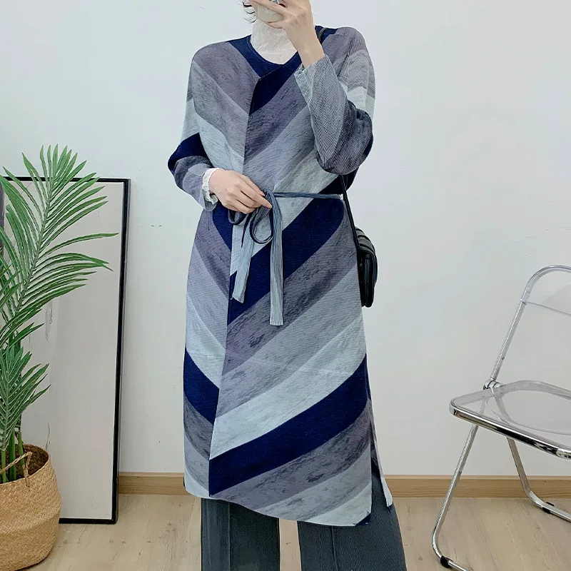 

Pleated 2023 Autumn New Dress Printed Loose Large Size Outer Draped Pleated Cardigan Midi Coat