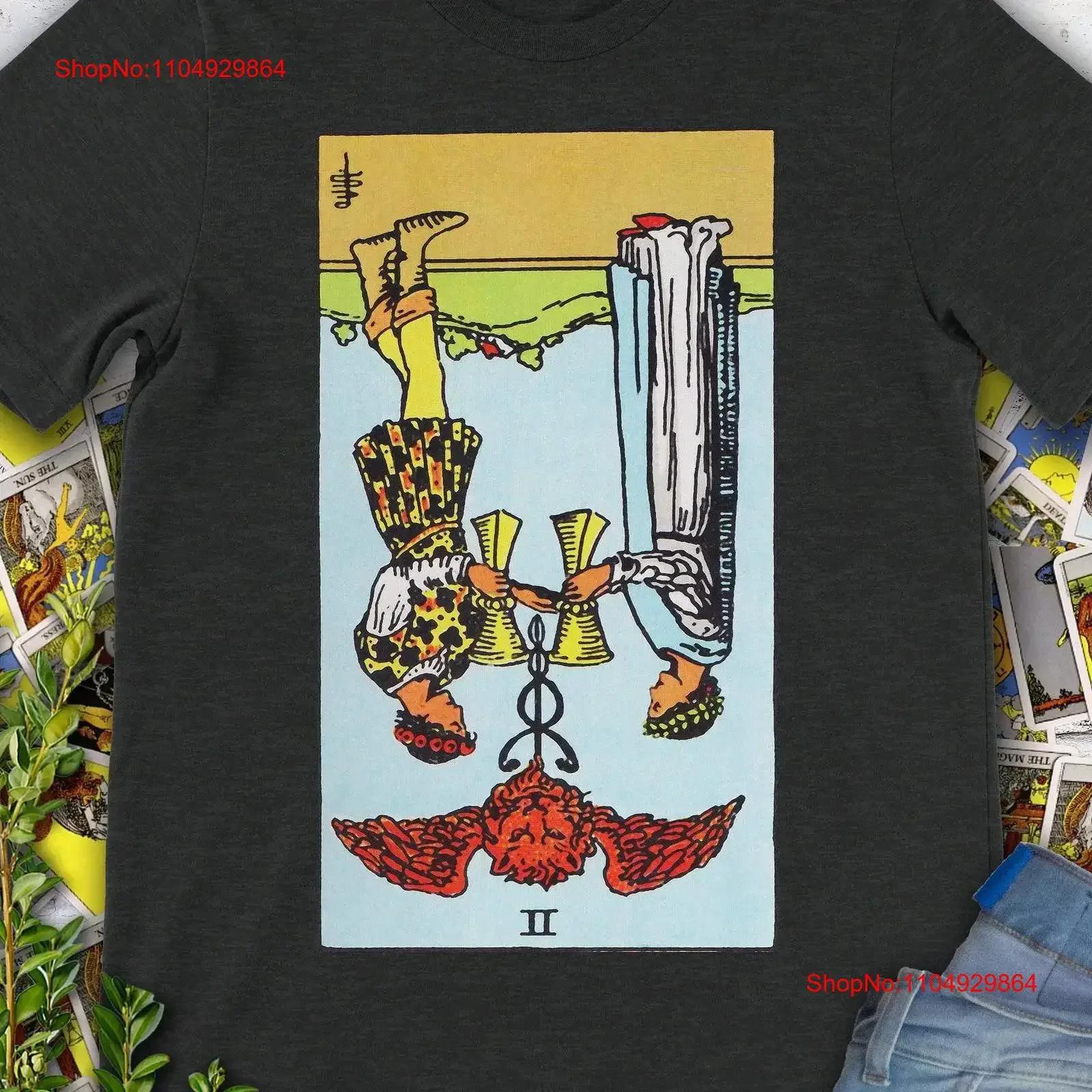 Camiseta vintage con diseño de dos cartas del Tarot invertidas, el original Mazo Rider Waite dibujado a mano, estilo vintage lavado, casual para hombre, ligeramente desgastada.