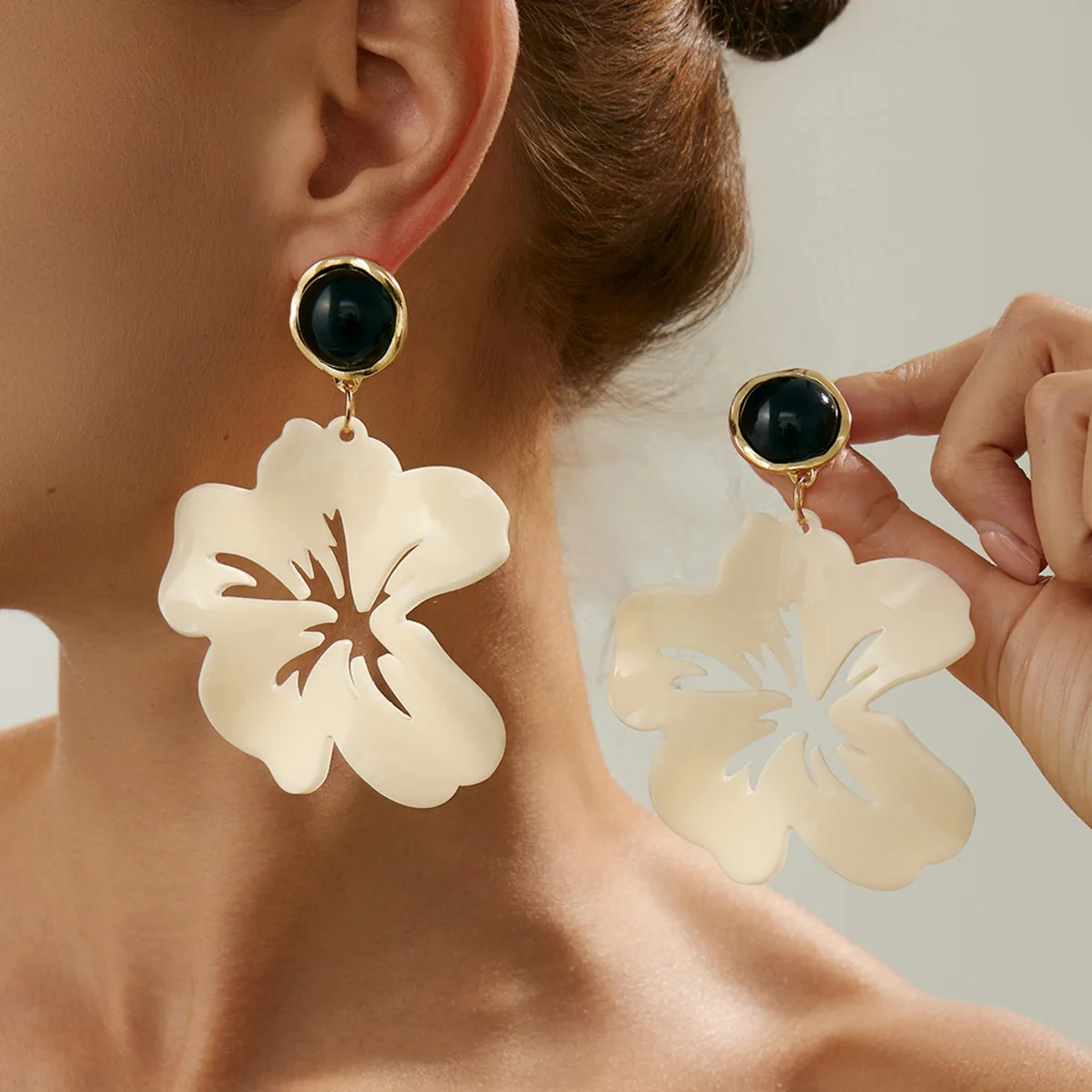 SHIXIN أنيقة الاكريليك زهرة كبيرة قلادة أقراط للنساء رومانسية البيج الراتنج الأزهار إسقاط أقراط الزفاف بوهو مجوهرات 2026 #1