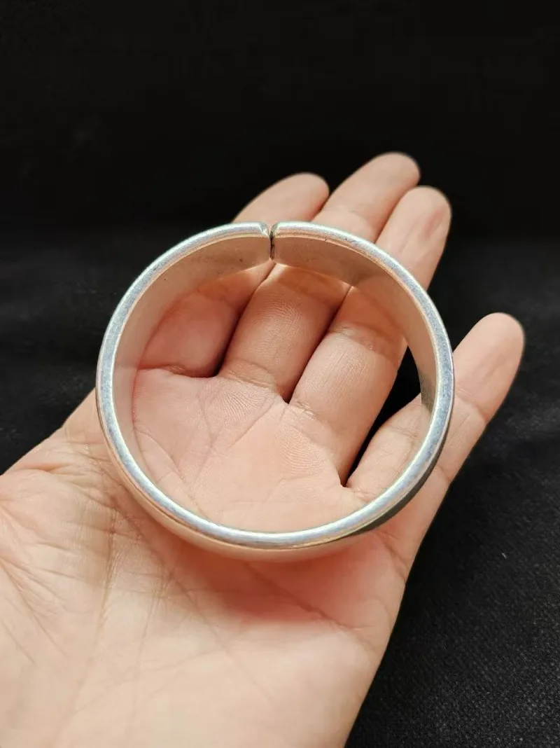 Hidden large opening silver bracelet, with a sturdy and smooth surface, classic hot selling bracelet, a holiday gift for friends