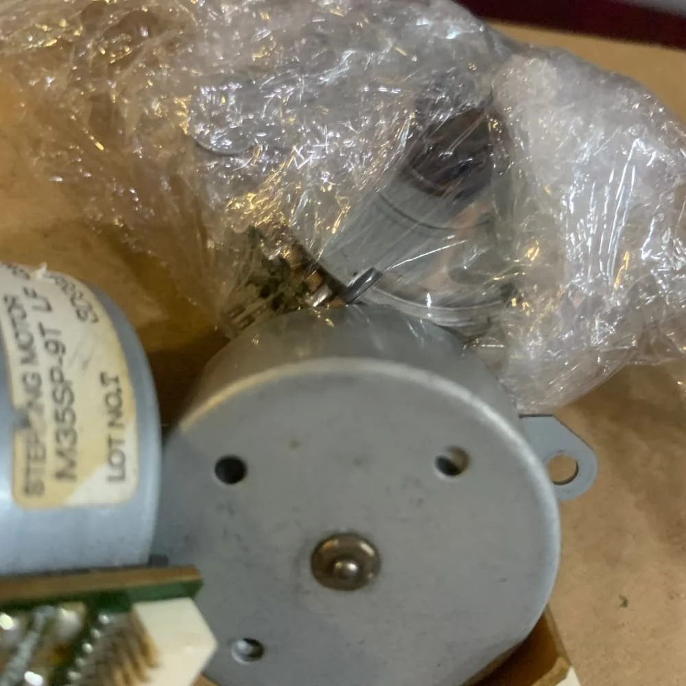 

1шт. Шаговый двигатель сканера для HP CLJ2820 2830 2840 3390 3392 M2727 M1522 CM2320 Q3948-60186 Q3066-60222 C6747-60005