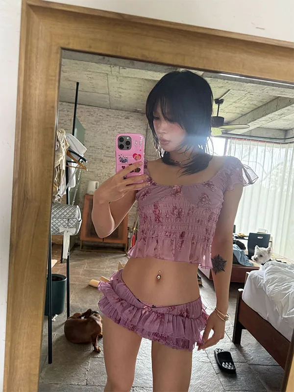 

Комплект из двух предметов: топ с открытыми плечами и юбка-шорты с цветочным принтом, фиолетовый, в нежном стиле, с низкой талией, для женщин, модный повседневный.