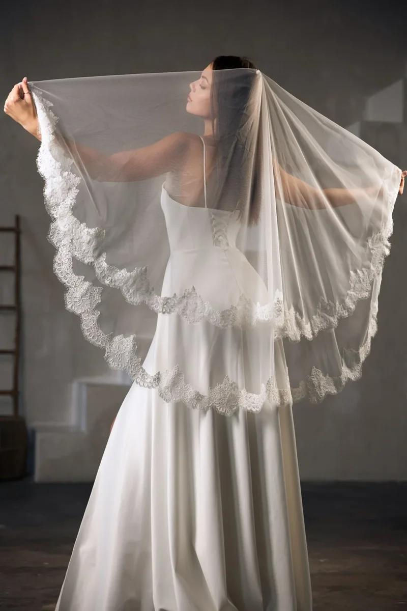 

2 Layer Lace Trim Wedding Veil White Off-White Ivory Tulle Bridal Veil with Metal Comb