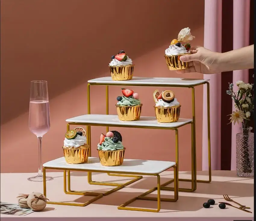 

Золотая подставка для торта из кованого железа с керамической тарелкой, сковорода, закуски, десертная витрина, банкетная настольная декоративная рамка