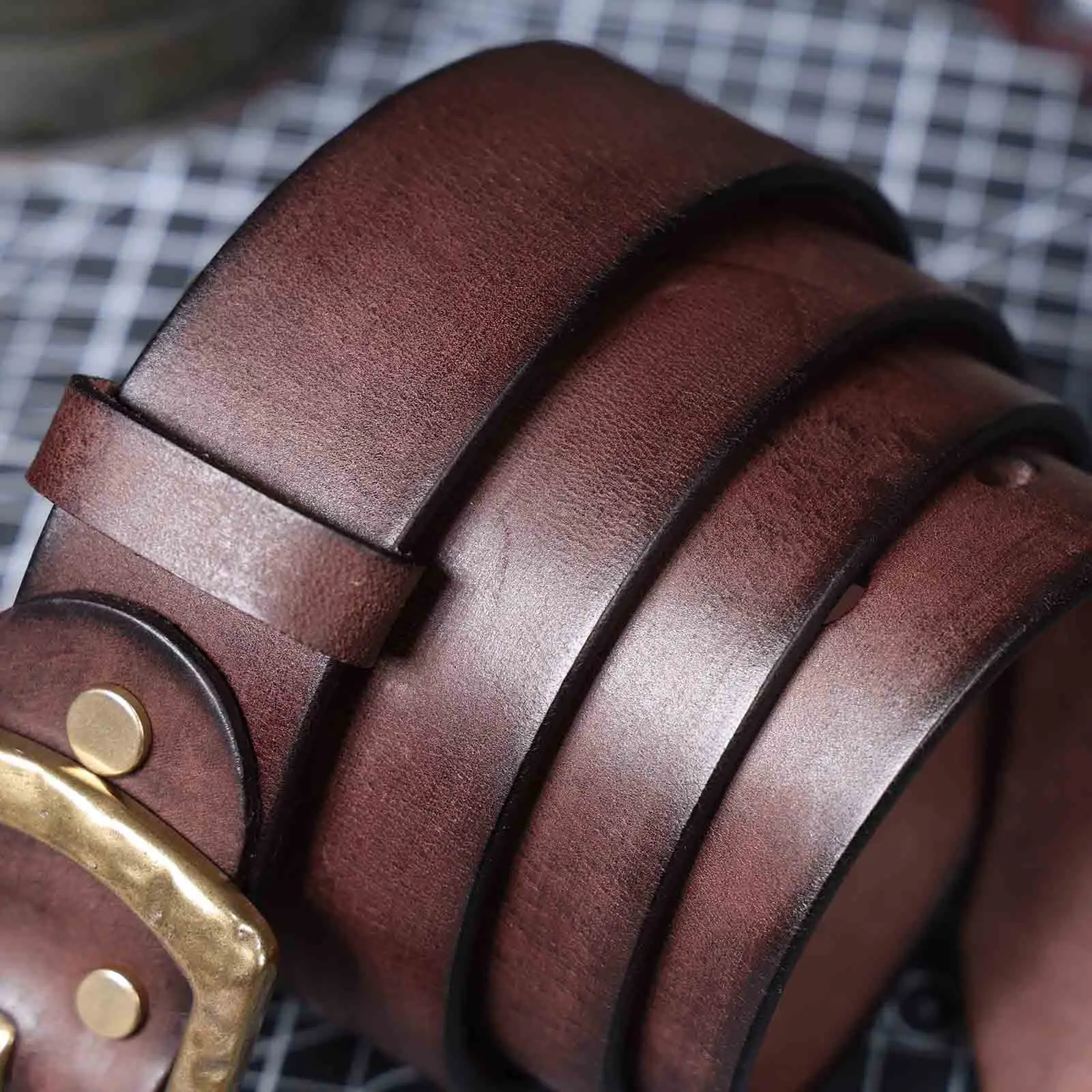 Echtleder-Herrengürtel mit massiver Messingschnalle, handgefertigter Casual-Gürtel mit Geschenkbox, verdicktes italienisches Leder – Detail 14