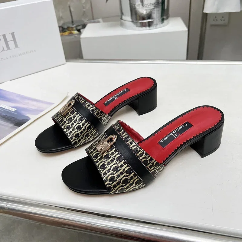 

CH Brand Metal Buckle Embossed Sandals With Block Heels Open Toe Design Comfortable And Stylish Outdoor Slippers