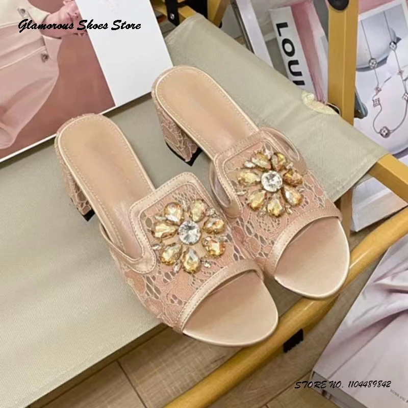 

Кружевные тапочки на высоком каблуке с кристаллами и цветком, женские туфли для вечеринок с круглым открытым носком и блочным каблуком, летние дышащие модные туфли без шнуровки