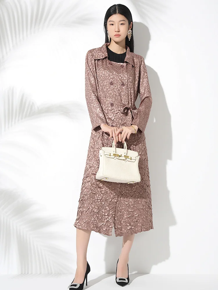 Hochwertige, plissierte Revers-Windjacke mit zweireihiger Schnalle und Bindung an der Taille, stilvolle Pendler-Herbst-Mittellänge im neuen Stil [ 20240907 ]