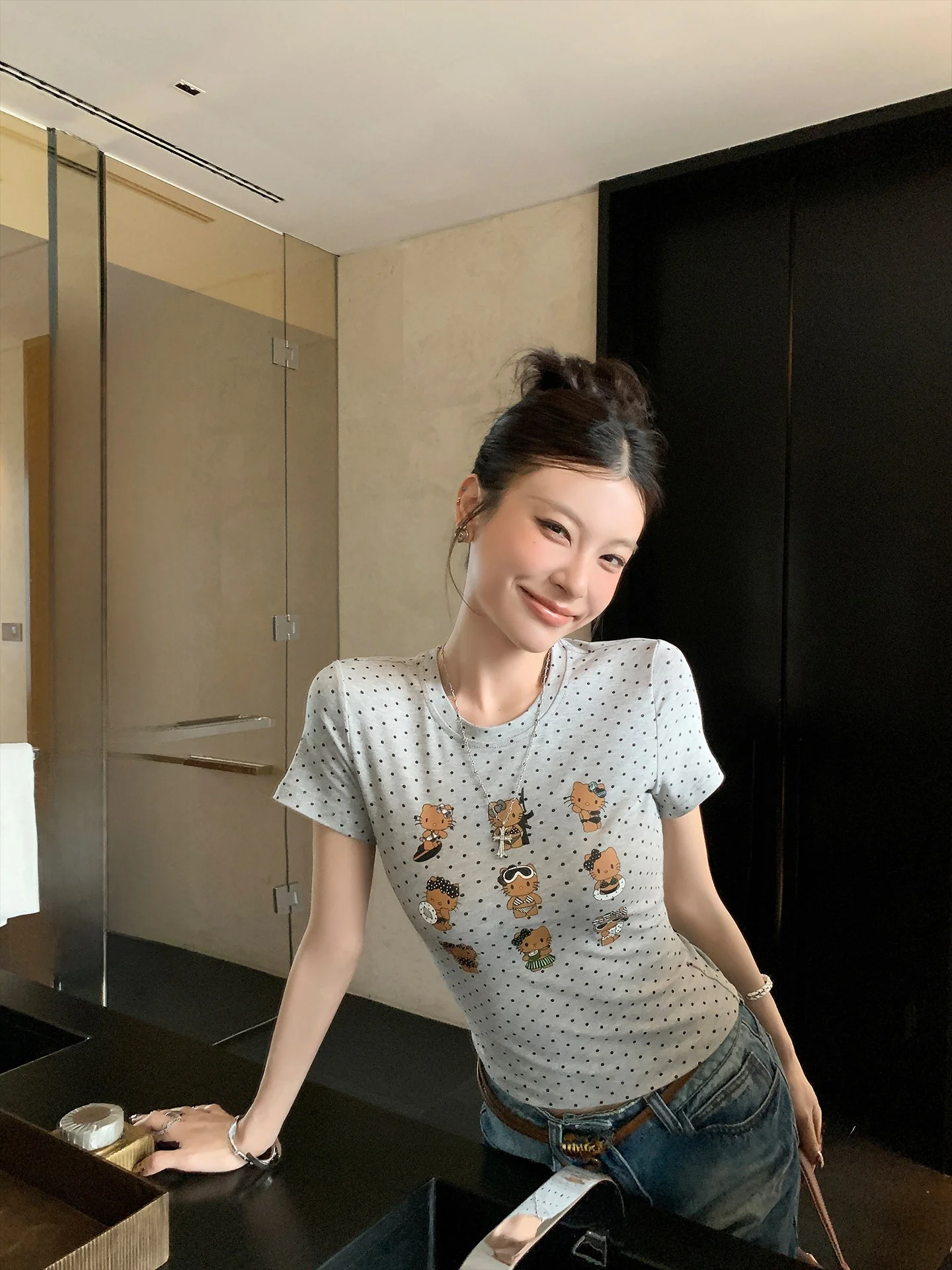 

Женская модная летняя повседневная футболка LIONE Black Skin Kitty Original Design Surfing Vacation Cute Elastic Short Sleeve T-Shirt