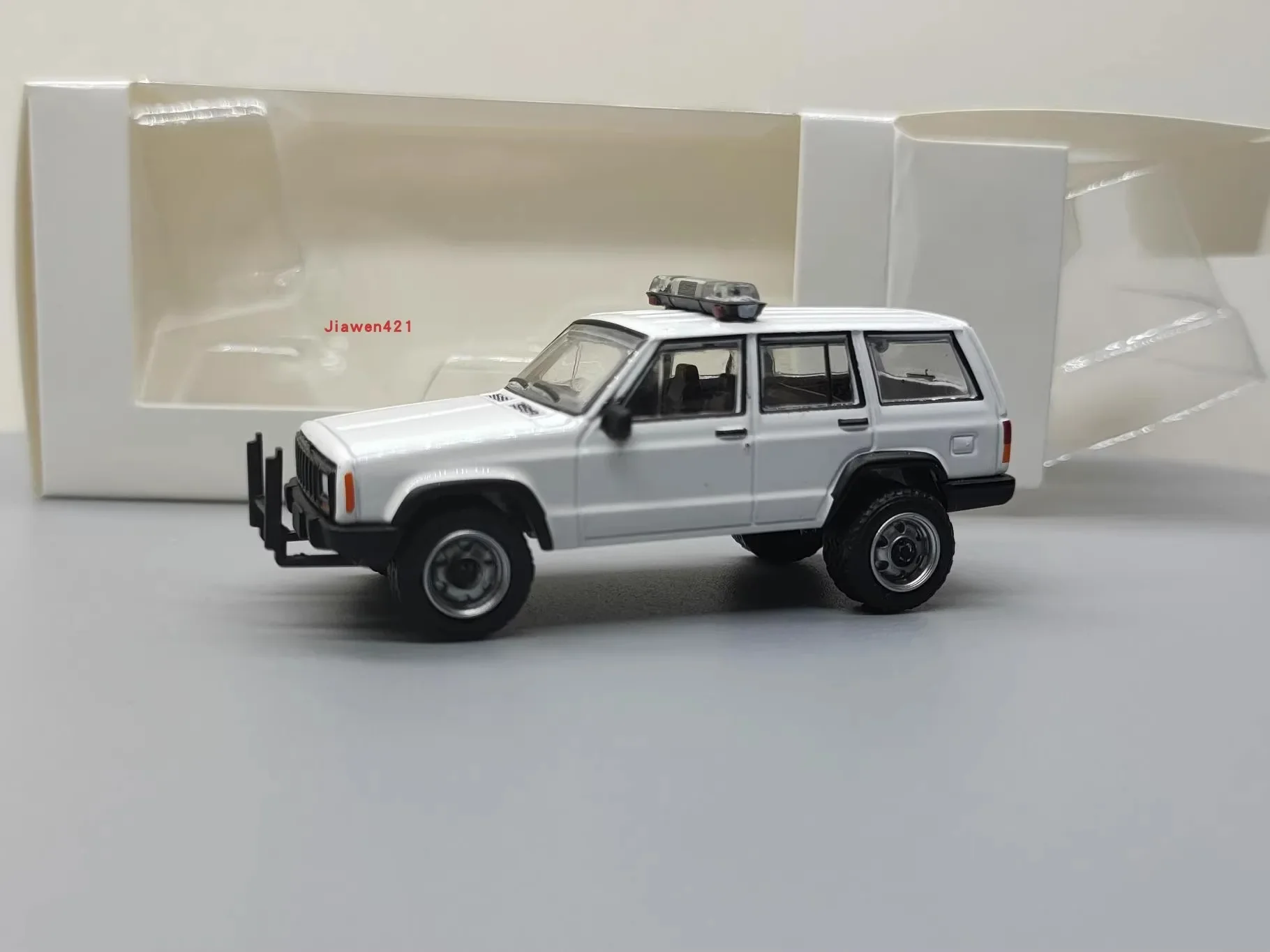 1:64 1997 Jeep Cherokee Police Car Diecast Metal Alloy Model Car Toys For Gift Collection