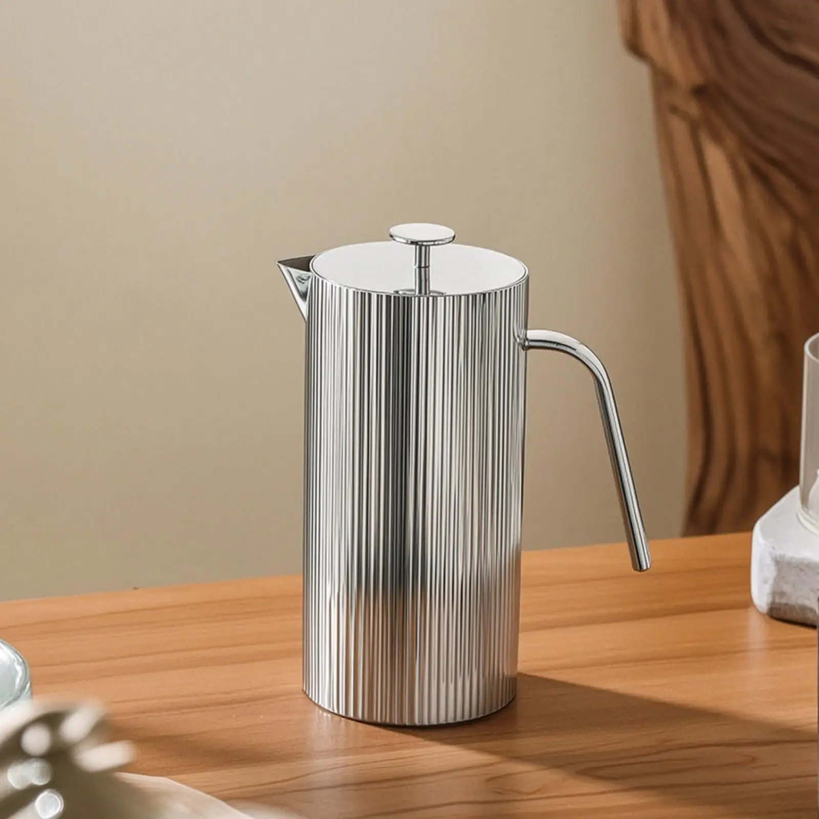 Stainless Steel Pitcher 304 Classic Tall Carafe Fluted Exterior Secure Round Knob Lid Easy Pour Spout for Kitchen and Dining