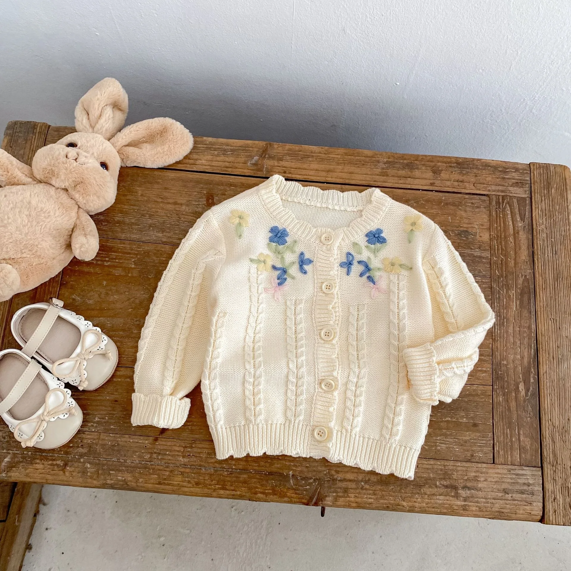 2026年秋新作ベビー長袖ニットコート可愛い花柄刺繍ガールズセーターカーディガン幼児服