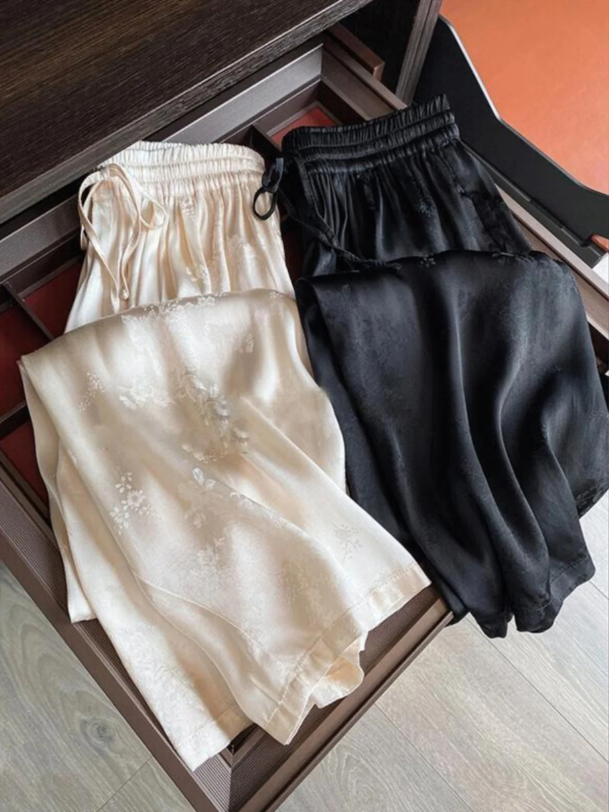 

Широкие брюки из ацетатного атласа, женские свободные брюки с высокой талией для похудения, прямые китайские брюки с цветочной вышивкой, повседневные драпированные длинные брюки...