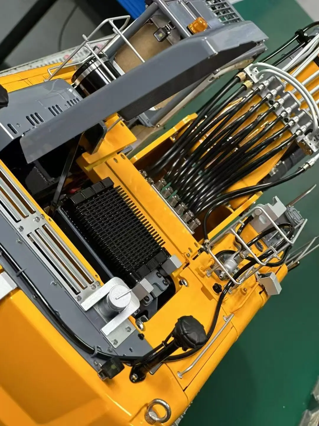 Novo lesu lr960 1/14 rc escavadeira hidráulica completa escavadeira pesada metal rastreado sistema de luz do veículo de construção pintado montado