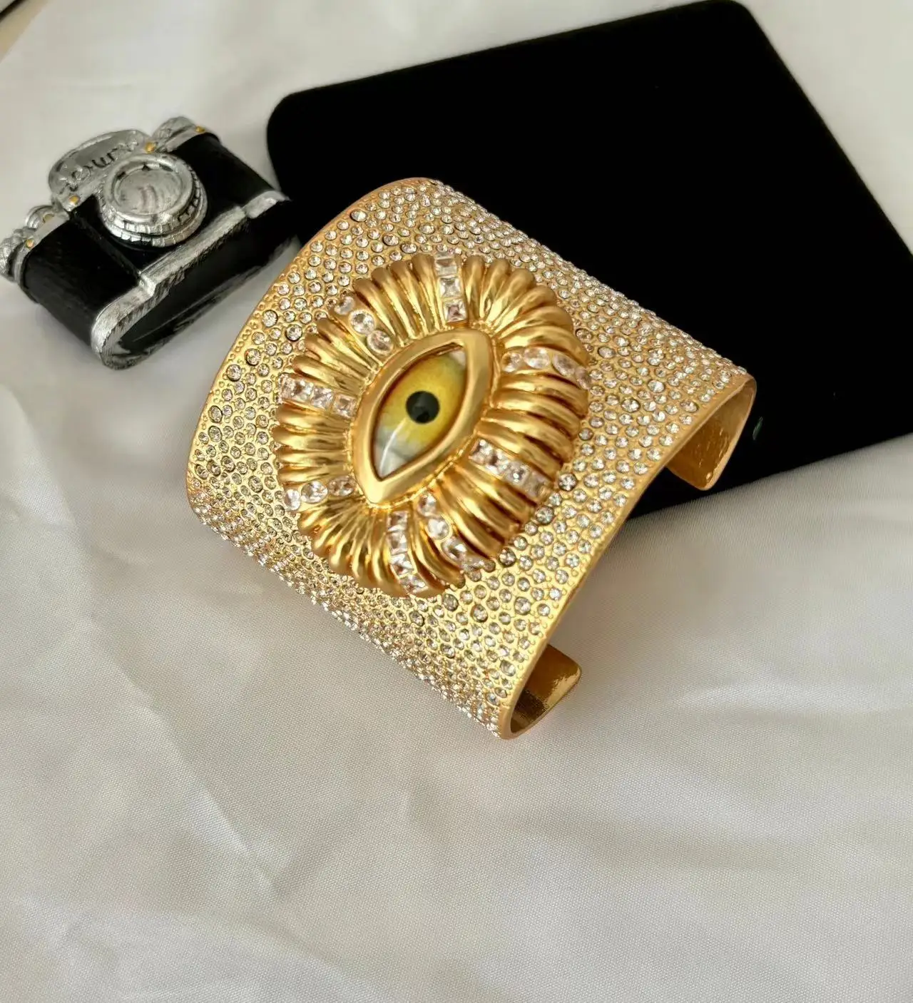 

New fashion vintage Exaggerated open bracelet Brass gold plated with shiny rhinestone eyes designed Bangle for women's jewelry