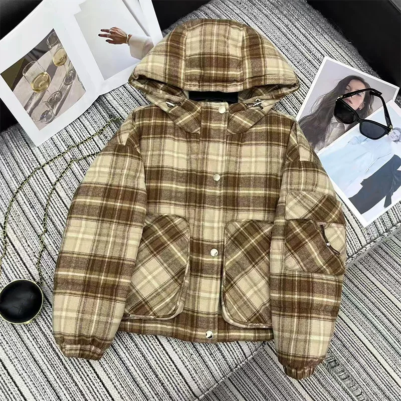 Piumino invernale da donna in piuma d'oca bianca di alta qualità, cappotto da donna con cappuccio a quadretti multicolori 251213155
