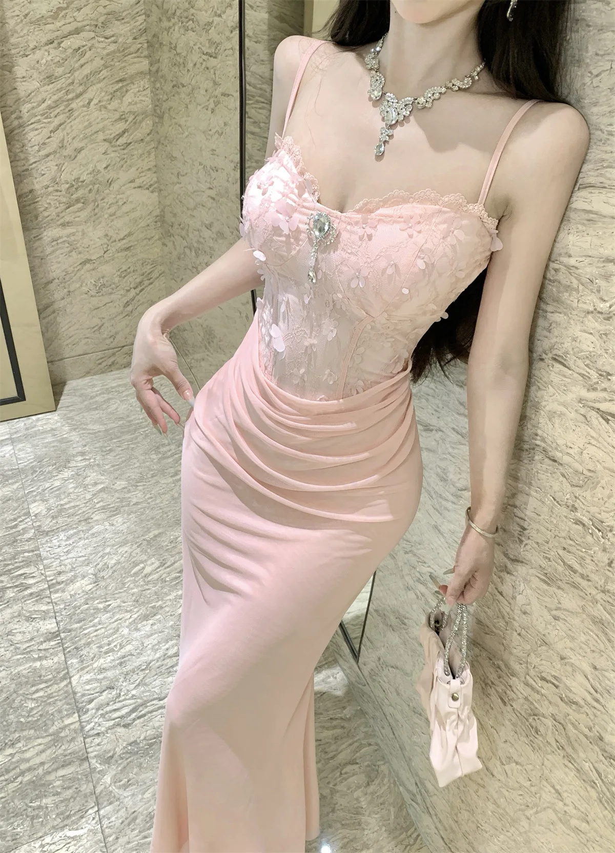 

2025 однотонная жаккардовая плиссированная облегающая длинная юбка на тонких бретельках для похудения на лето