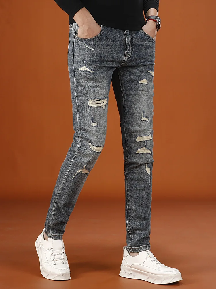 Pantalones rasgados de moda para hombre retro street 2025 nuevos pantalones vaqueros de pierna pequeña elásticos de gama alta de otoño