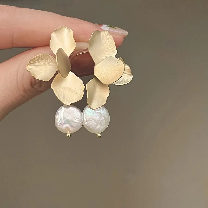 Retro Vervorming Bloem Oorbellen Voor Vrouwen Mode Platte Imitatie Parel Drop Oorbellen Partij Europese Sieraden Accessoires 2024