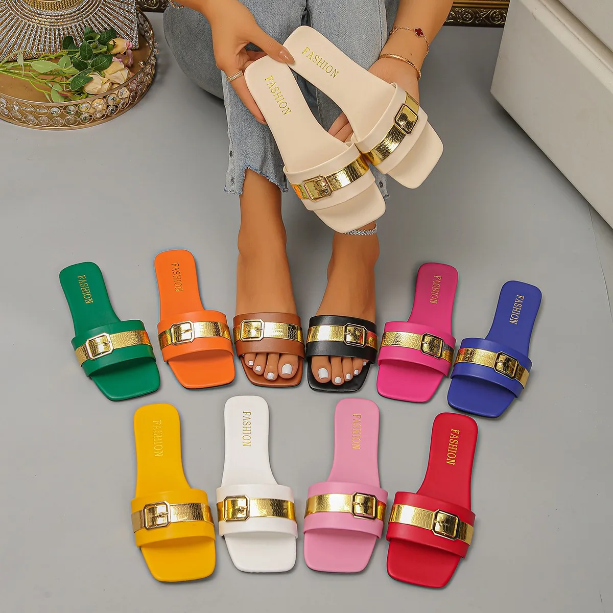 Sandales plates légères pour femmes, chaussures décontractées à décorations métalliques, modèle 2026, à bout carré, avec chaîne, tongs de plage pour femmes. 1