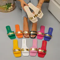Sandales plates légères pour femmes, chaussures décontractées à décorations métalliques, modèle 2026, à bout carré, avec chaîne, tongs de plage pour femmes. 1