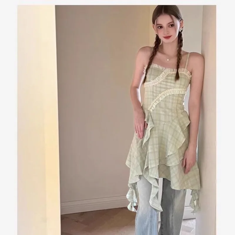 2025 夏の女性のファッション人格不規則なミニドレス女性ストラップレスキャミソールグリーンチェック柄スパゲッティストラップフリルドレス